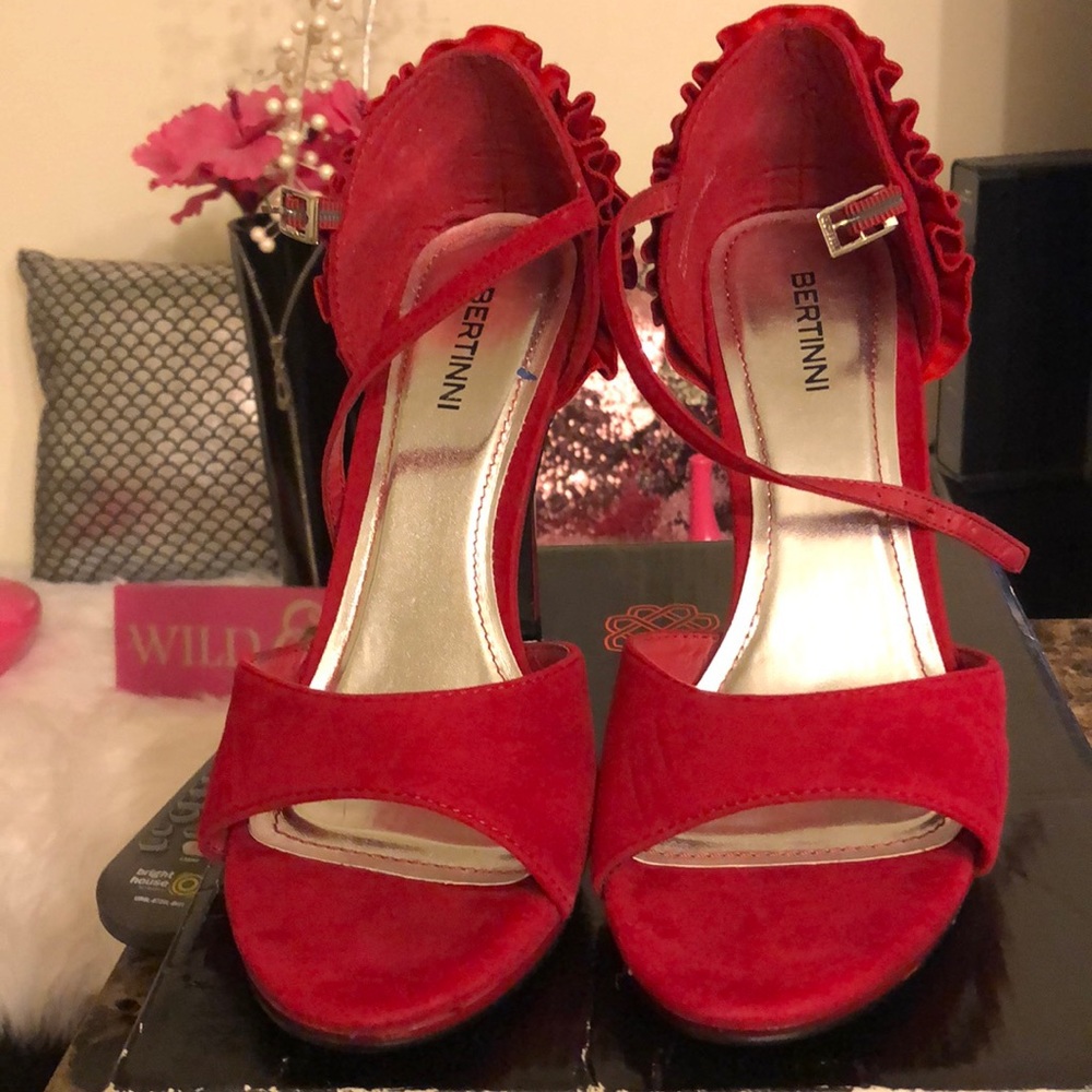 Red open toe ankle buckle high heel shoes 😍👠